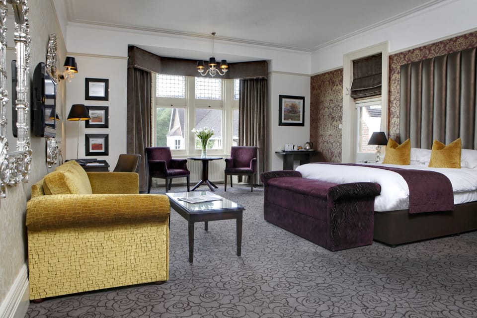Feature Room | In-room safe, desk, iron/ironing board, WiFi (free)