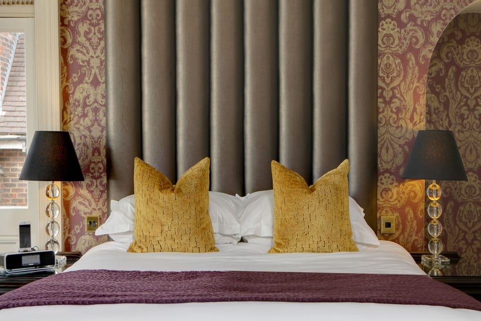 Feature Room | In-room safe, desk, iron/ironing board, WiFi (free)