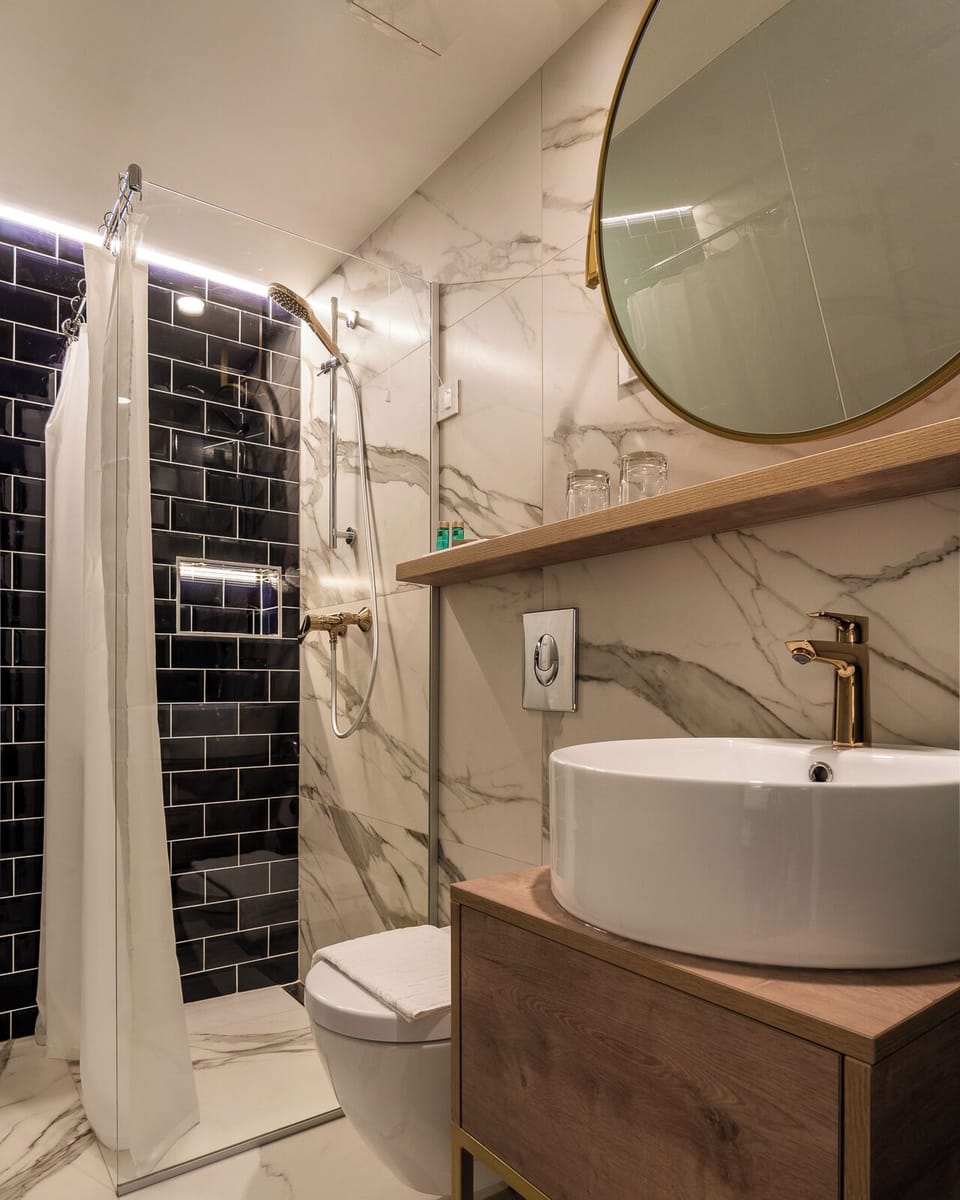 Panoramic Double Room, Lake View | Bathroom | Shower, designer toiletries, hair dryer, slippers