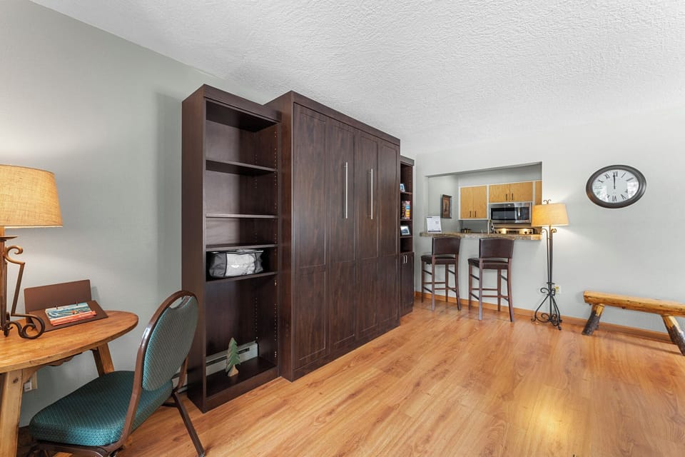 Condo (2 Bedrooms) | Property amenity
