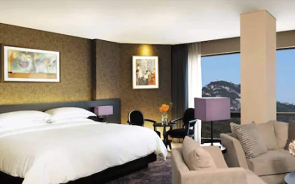 Executive Suite, 1 King Bed | In-room safe, blackout drapes, Internet, bed sheets