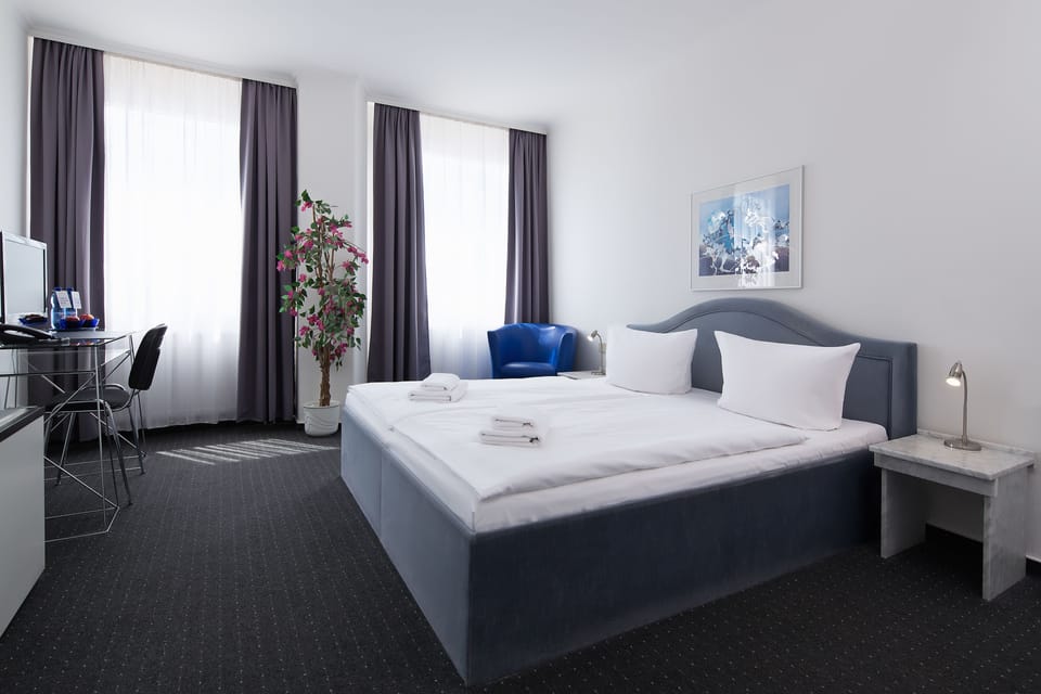 Double or Twin Room | Minibar, in-room safe, desk, soundproofing
