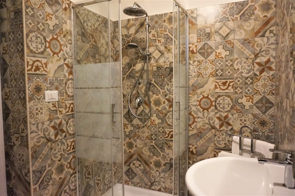 Suite King Deluxe | Bathroom | Shower, rainfall showerhead, hair dryer, bidet