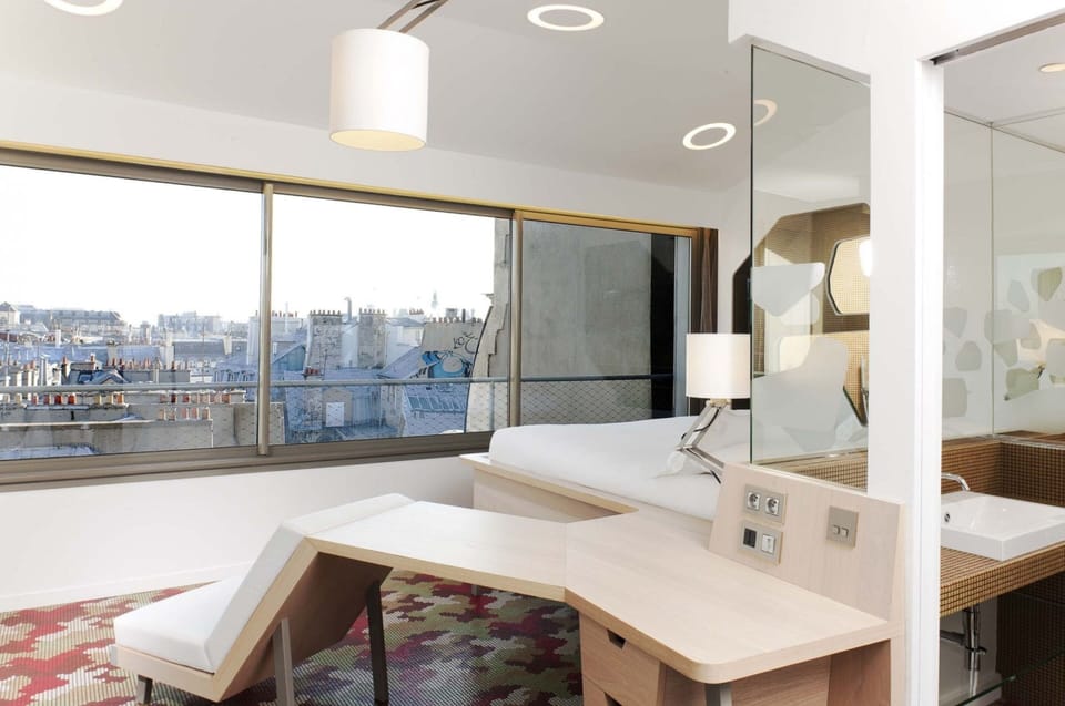 Penthouse, 1 King Bed | Bathroom | Free toiletries, hair dryer, towels
