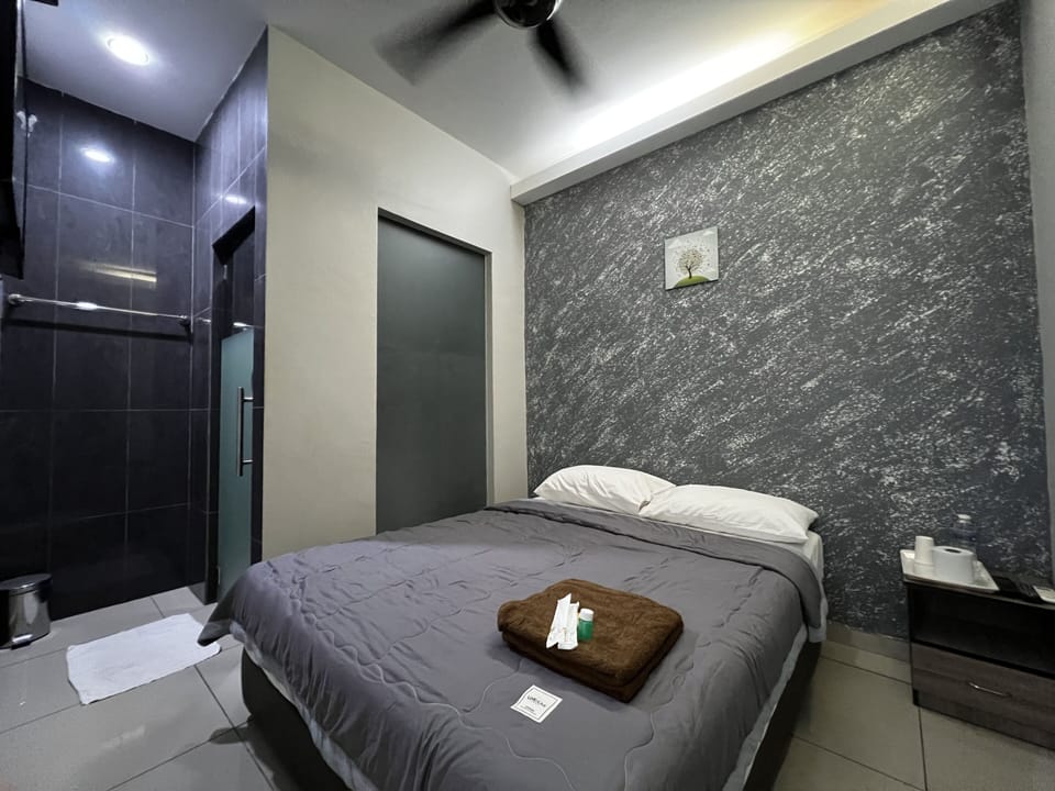 Basic Double Room | Free WiFi, bed sheets