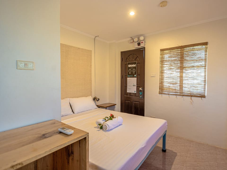 Standard Queen Room | Free WiFi, bed sheets