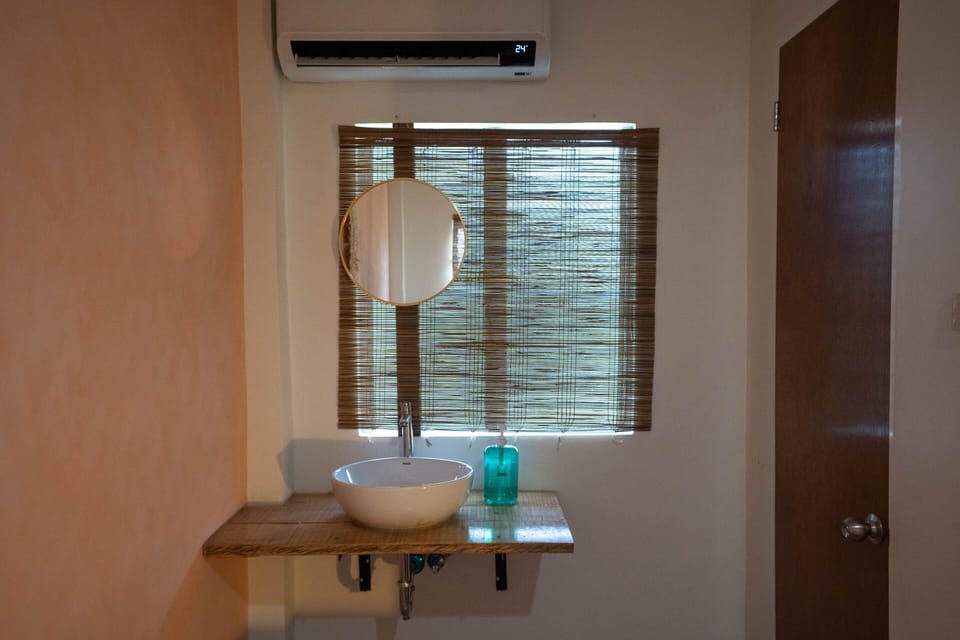 Standard Queen Room | Free WiFi, bed sheets