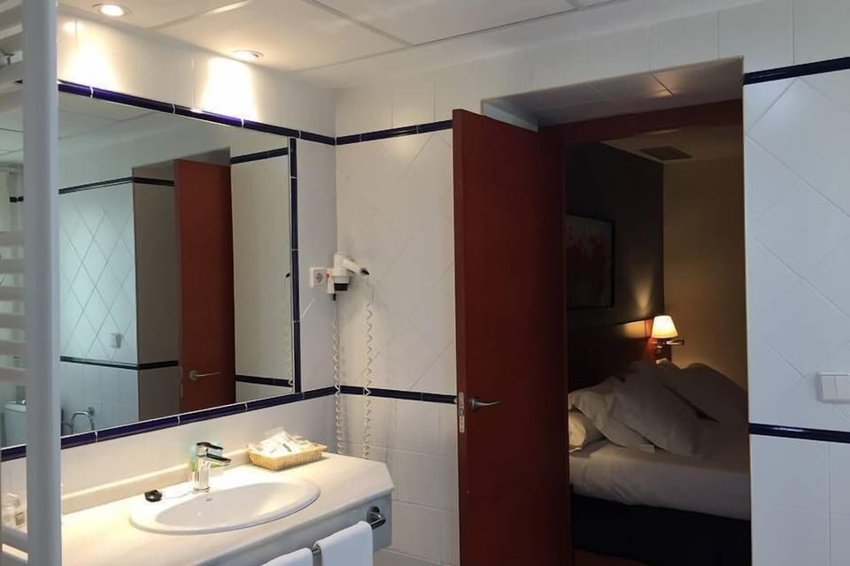 Junior Suite | Bathroom | Designer toiletries, hair dryer, bidet, towels