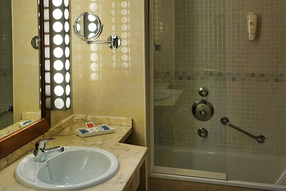 Bathtub, free toiletries, hair dryer, bidet