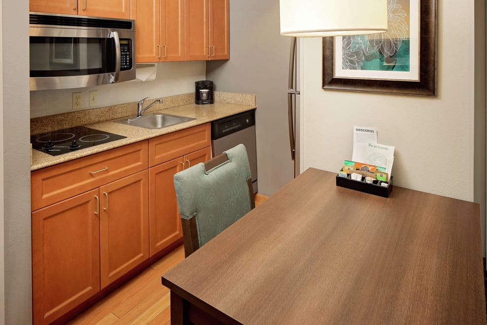 Full-size fridge, microwave, stovetop, dishwasher