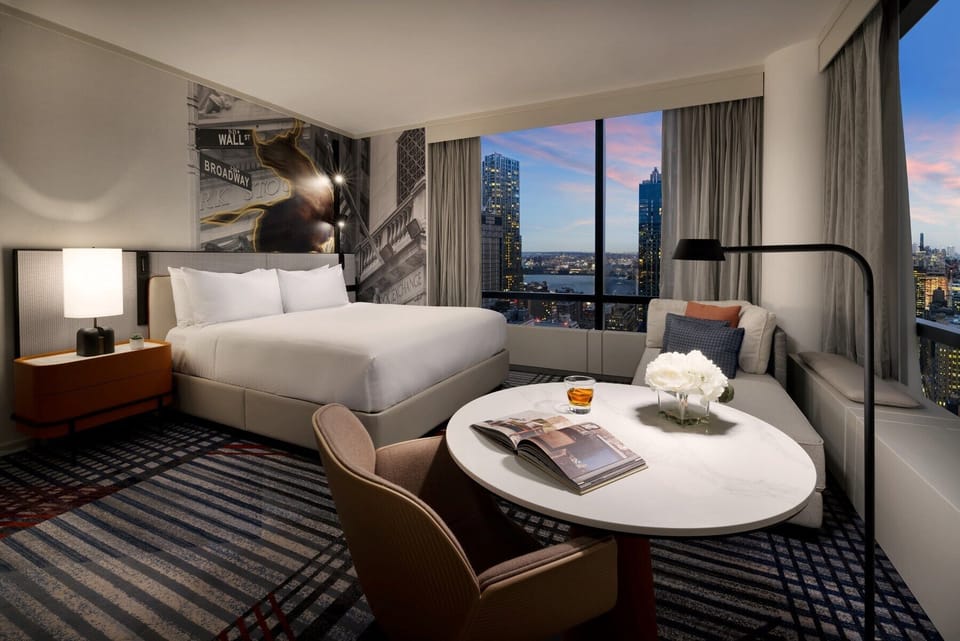 Panoramic Corner King - Brooklyn Bridge View - High Floor | Premium bedding, pillowtop beds, in-room safe, desk