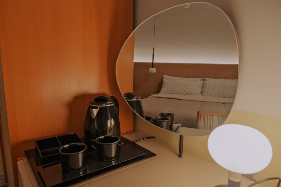 Romantic Room | In-room safe, desk, laptop workspace, blackout drapes
