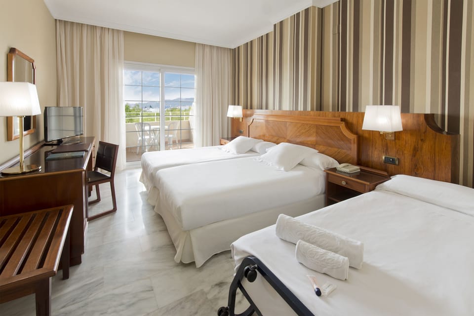 Family Room | Minibar, in-room safe, desk, blackout drapes