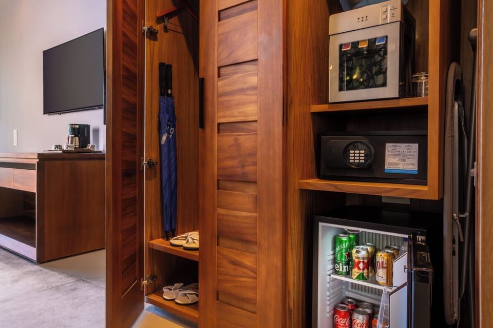 Platinum King Junior Suite Ocean Front- 2 kids/teens stay free | Minibar (free items), in-room safe, desk, laptop workspace