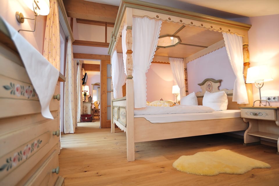 Junior Suite | Hypo-allergenic bedding, in-room safe, desk, blackout drapes