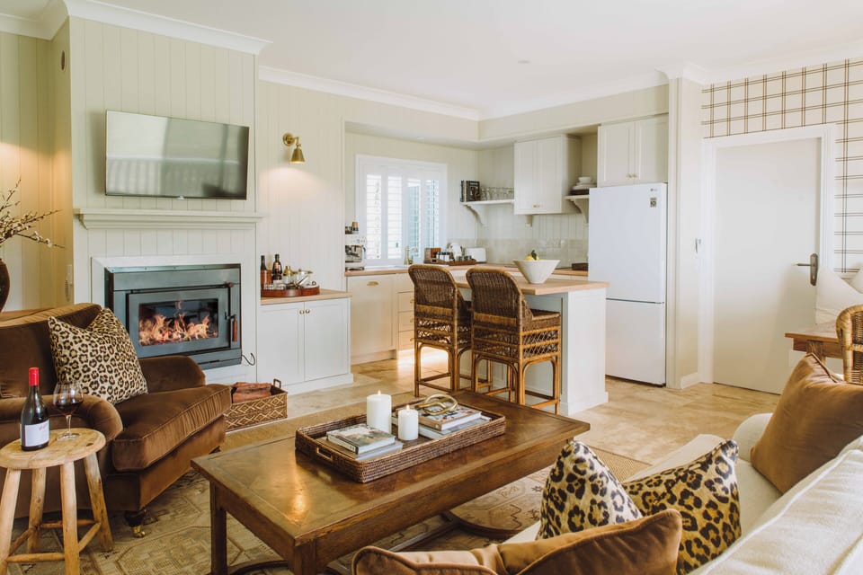Estate Suite | Living area | 27-inch Smart TV with digital channels, fireplace, Netflix