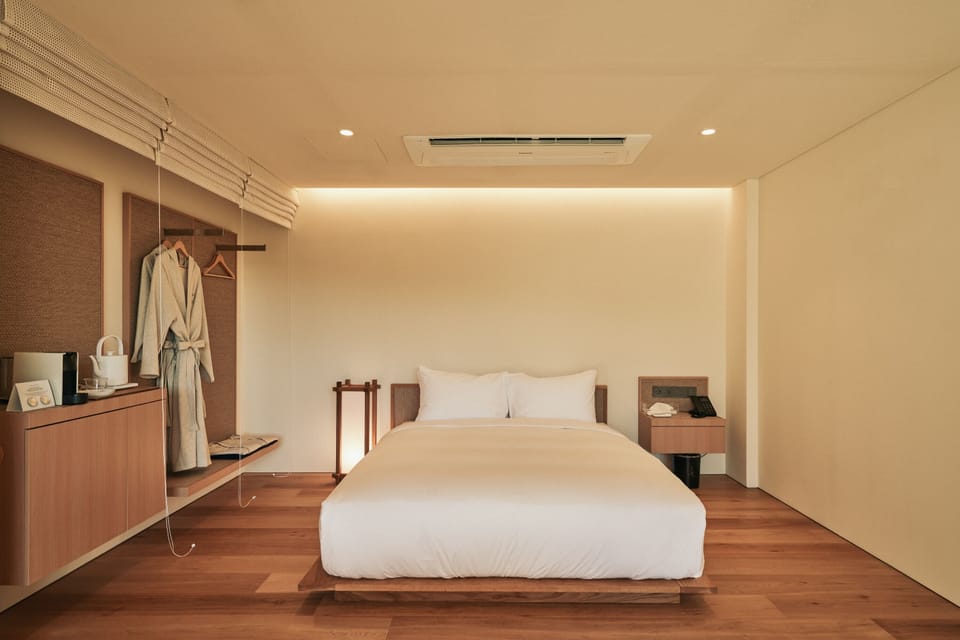 Soundproofing, free WiFi, bed sheets