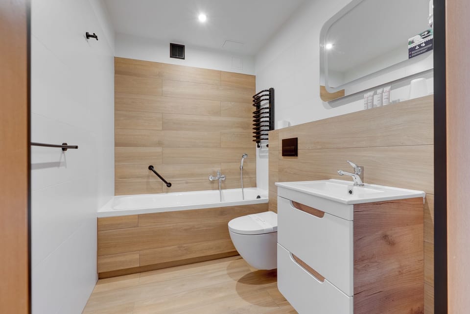 Junior Studio | Bathroom | Free toiletries, hair dryer, towels