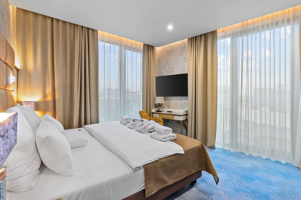 Penthouse | Premium bedding, minibar, in-room safe, desk