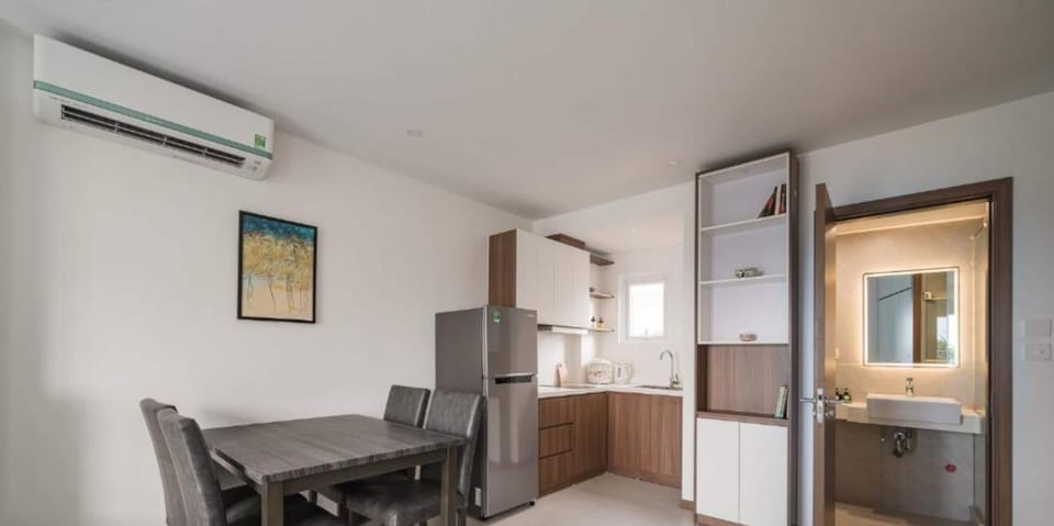 Superior Studio | Private kitchen | Fridge, cookware/dishes/utensils, paper towels