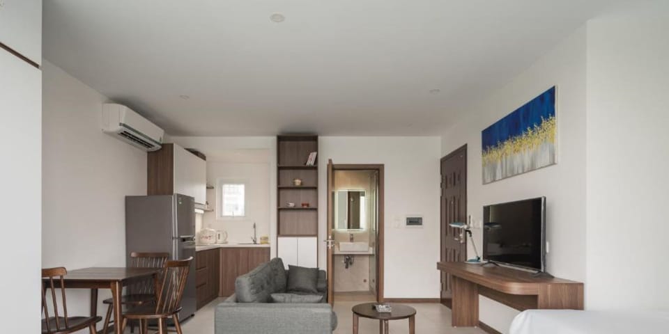 Luxury Studio | Private kitchen | Fridge, cookware/dishes/utensils, paper towels