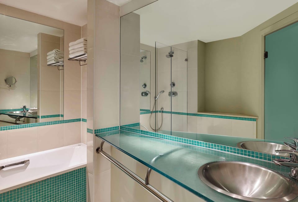 Combined shower/tub, designer toiletries, hair dryer, towels