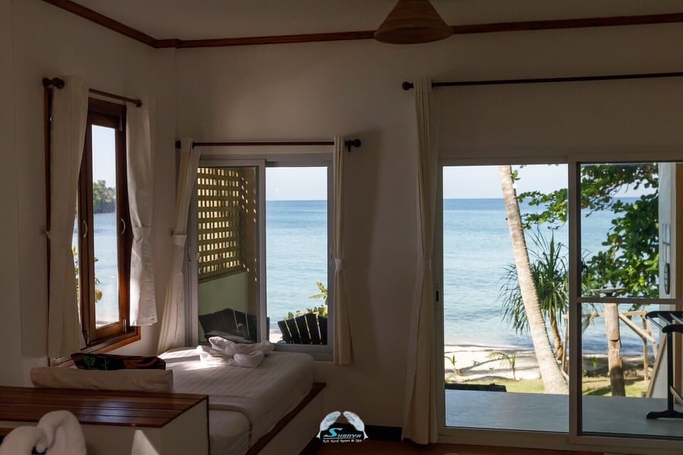 Beachfront Triple Room | Living area