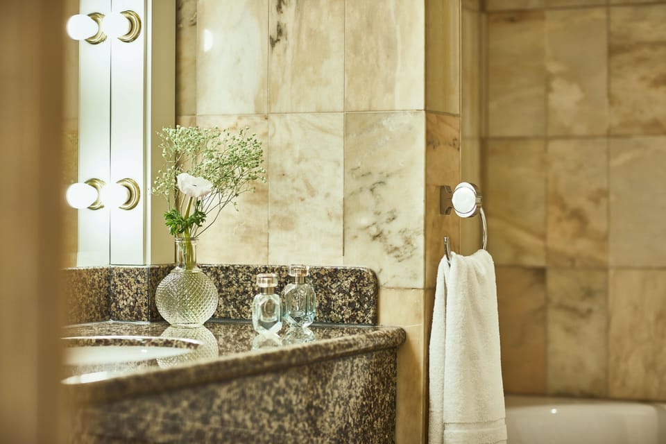 Suite (Dr. Henry Kissinger) | Bathroom | Eco-friendly toiletries, hair dryer, bathrobes, slippers