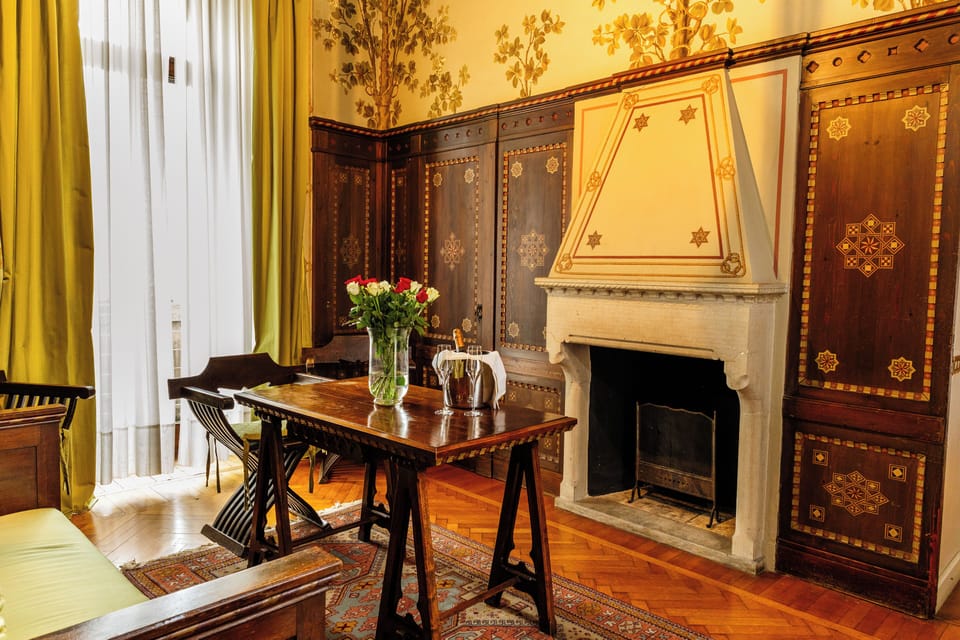 Deluxe Suite | Living area | 40-inch flat-screen TV with satellite channels, TV