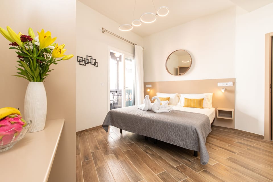 Comfort Room | Minibar, in-room safe, desk, free WiFi