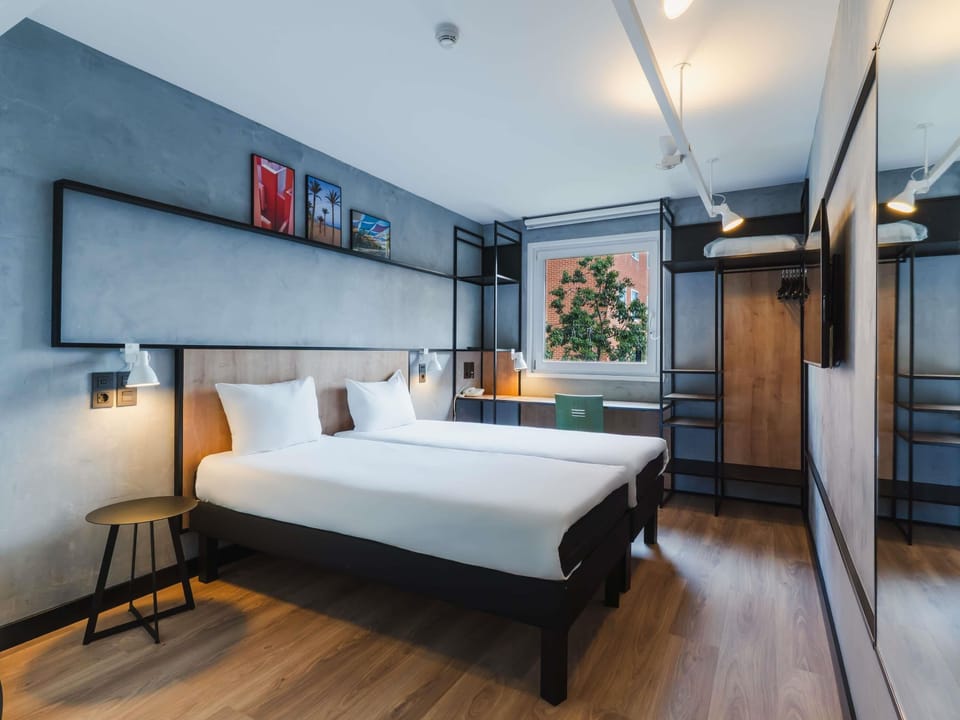 Desk, cribs (free), WiFi (free), alarm clocks