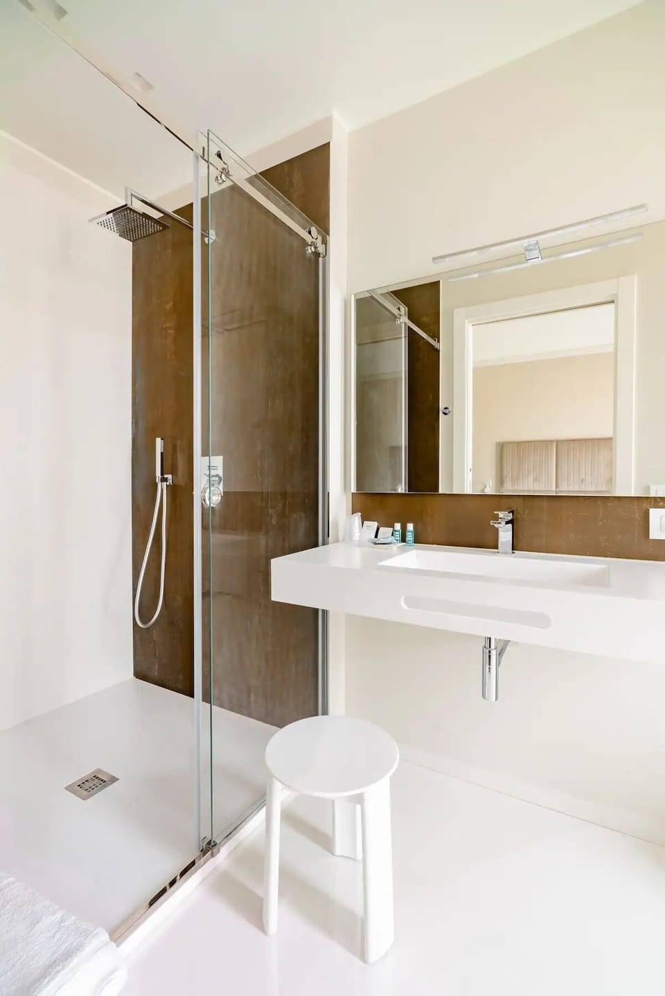 Luxury Quadruple Room | Bathroom | Shower, rainfall showerhead, free toiletries, hair dryer