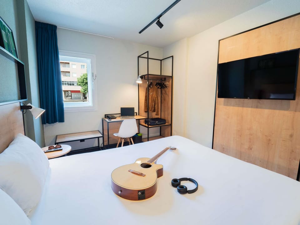Superior Room, 1 Double Bed | In-room safe, desk, soundproofing, free WiFi