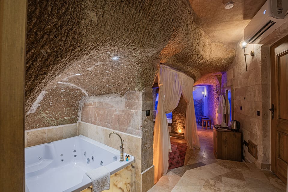 Royal Suite, Private Pool | Frette Italian sheets, premium bedding, minibar, individually decorated