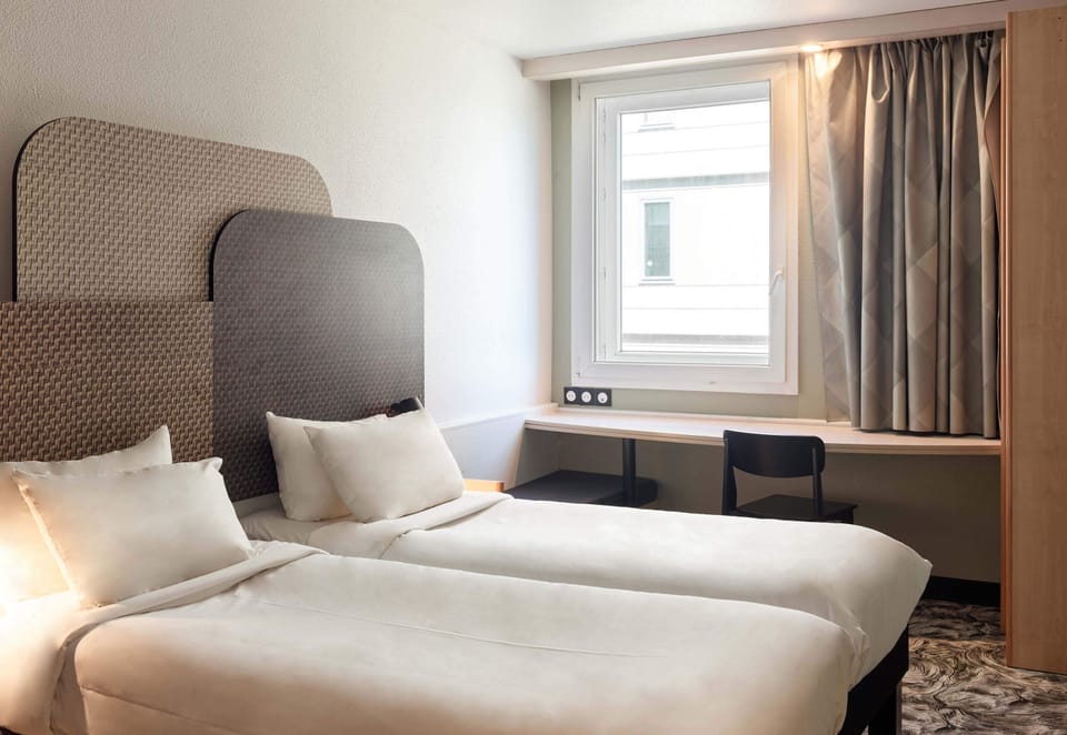 Twin Room, Non Smoking | In-room safe, desk, soundproofing, iron/ironing board