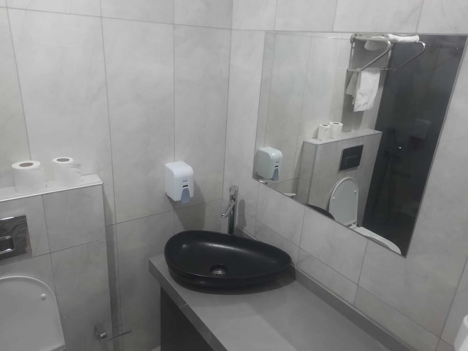 Economy Single Room | Bathroom | Combined shower/tub, free toiletries, hair dryer, slippers