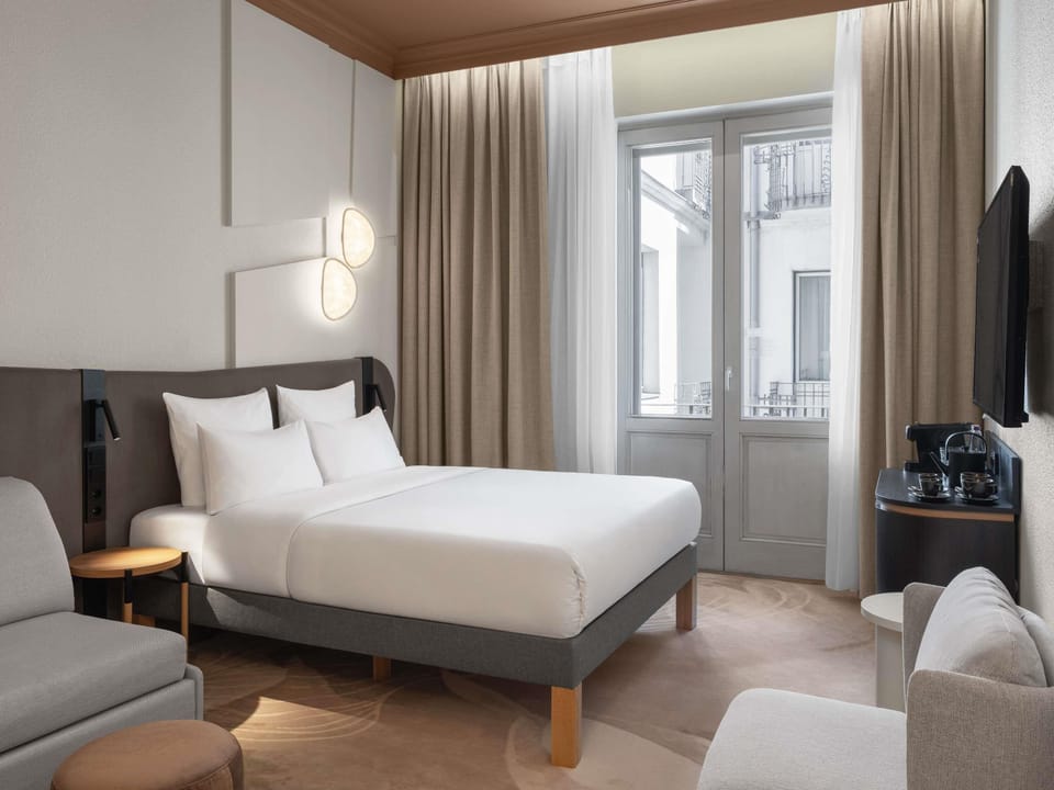 Hypo-allergenic bedding, minibar, in-room safe, desk