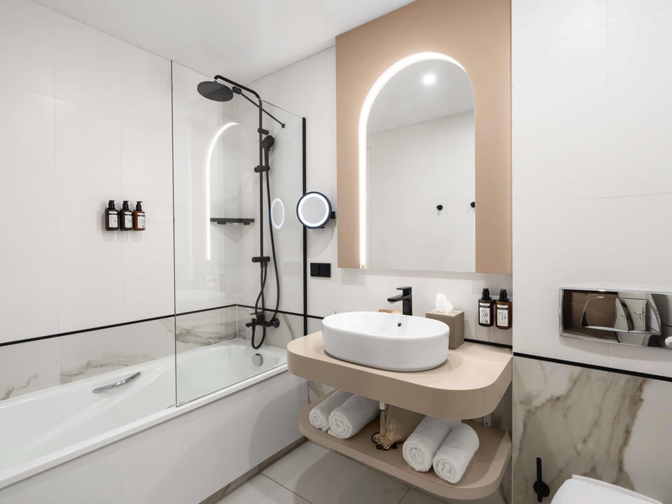 Deluxe Room, 1 Double Bed with Sofa bed | Bathroom | Combined shower/tub, eco-friendly toiletries, hair dryer, towels