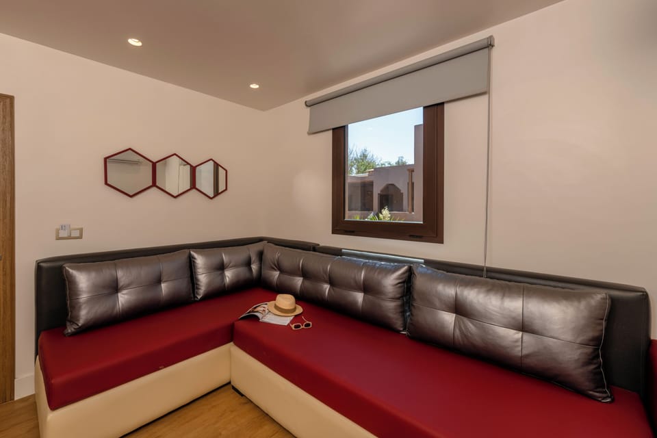 Premium bedding, in-room safe, laptop workspace, blackout drapes