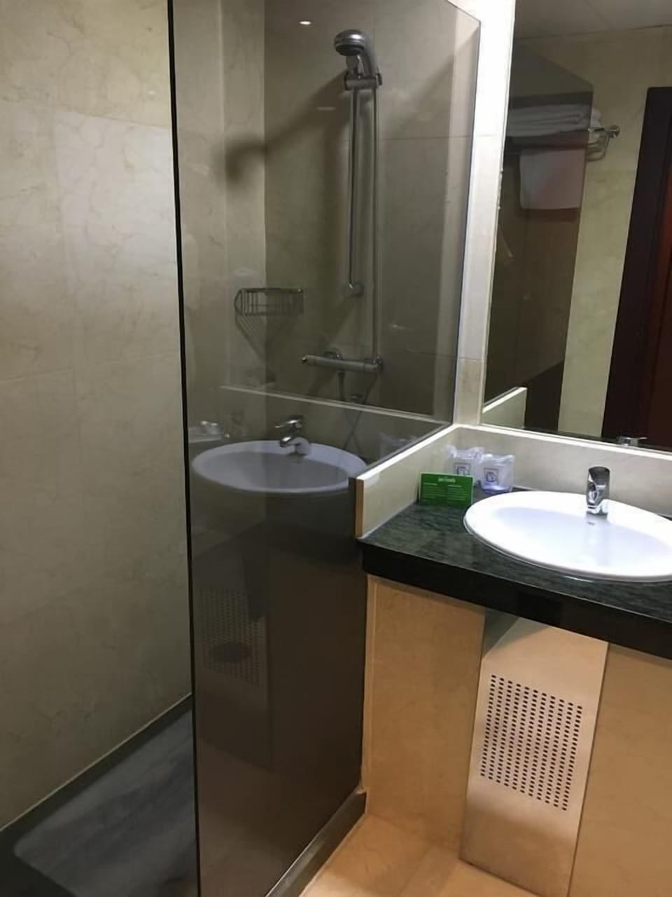 Combined shower/tub, free toiletries, hair dryer, bidet
