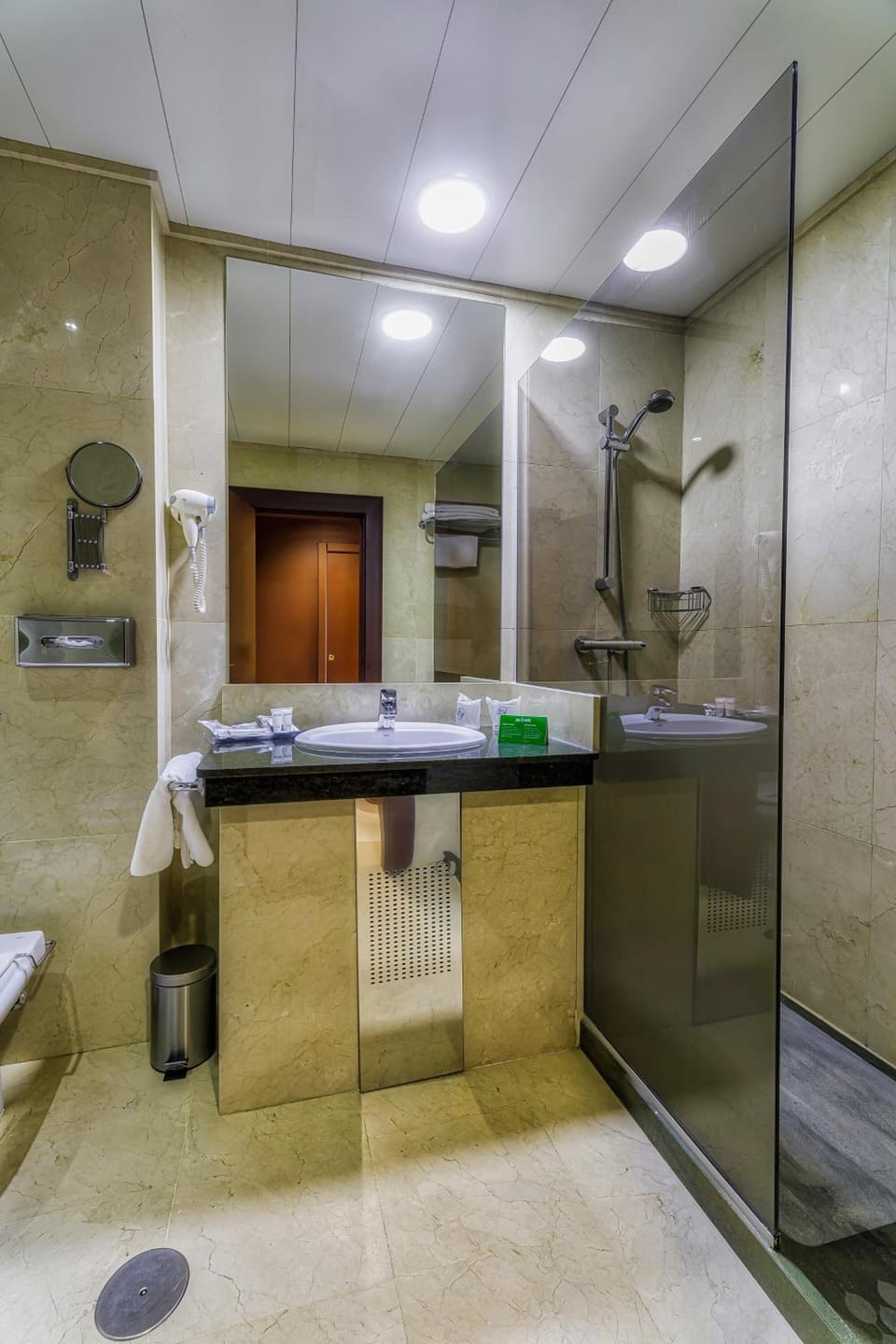 Combined shower/tub, free toiletries, hair dryer, bidet