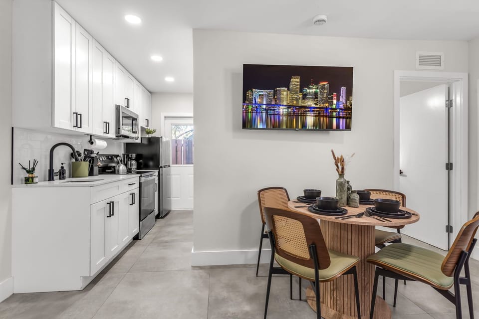 Premium 2-Bedroom 2-Bath Family Suite w/ Kitchen & Sofa Bed | Soundproofing, free WiFi, bed sheets