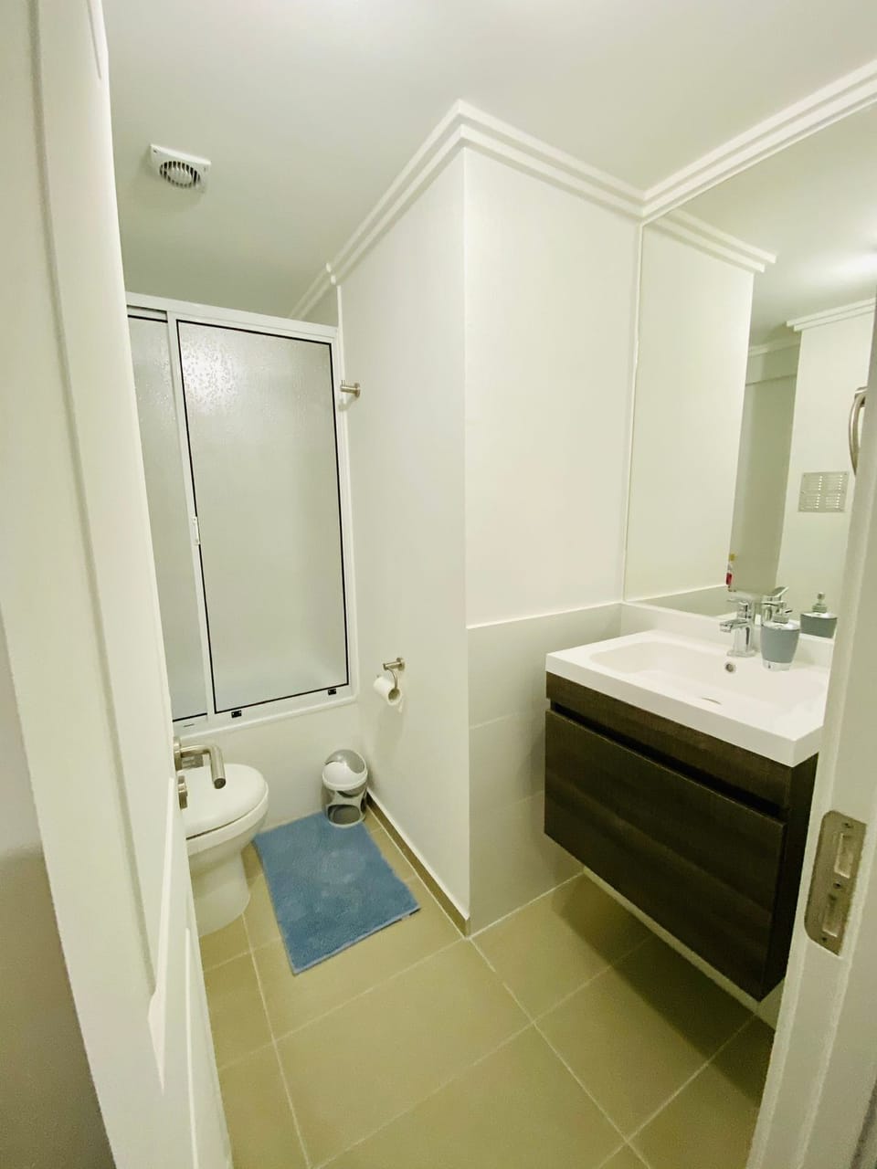 Standard Studio | Bathroom | Combined shower/tub, rainfall showerhead, hair dryer, towels