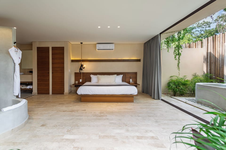 Deluxe Suite room | Premium bedding, minibar, desk, iron/ironing board