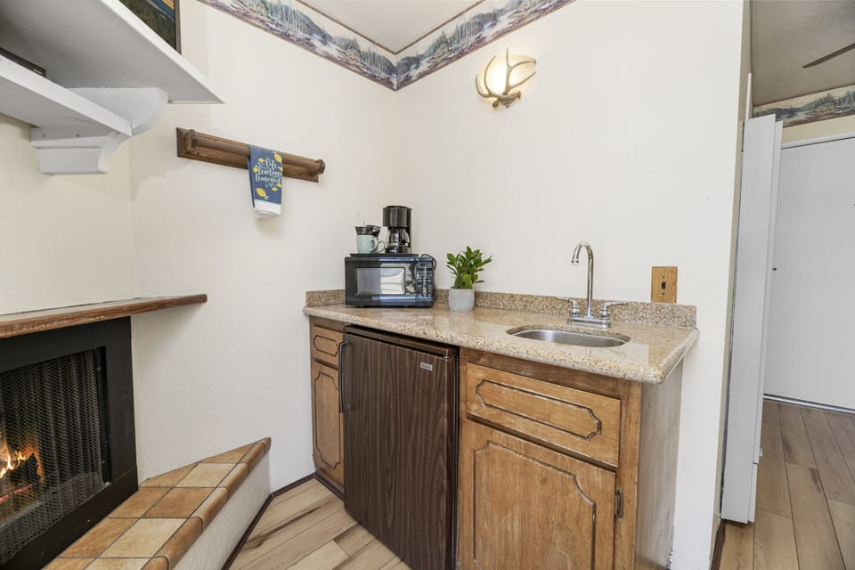 Standard Room, 2 Queen Beds, Balcony, Lake View | Private kitchen | Coffee/tea maker, microwave