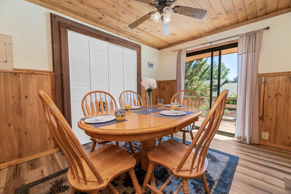 2 Story Cabin | In-room dining