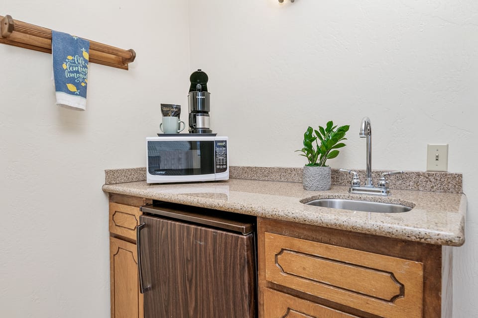 Standard Room, 2 Queen Beds, Balcony, Garden View | Private kitchen | Coffee/tea maker, microwave