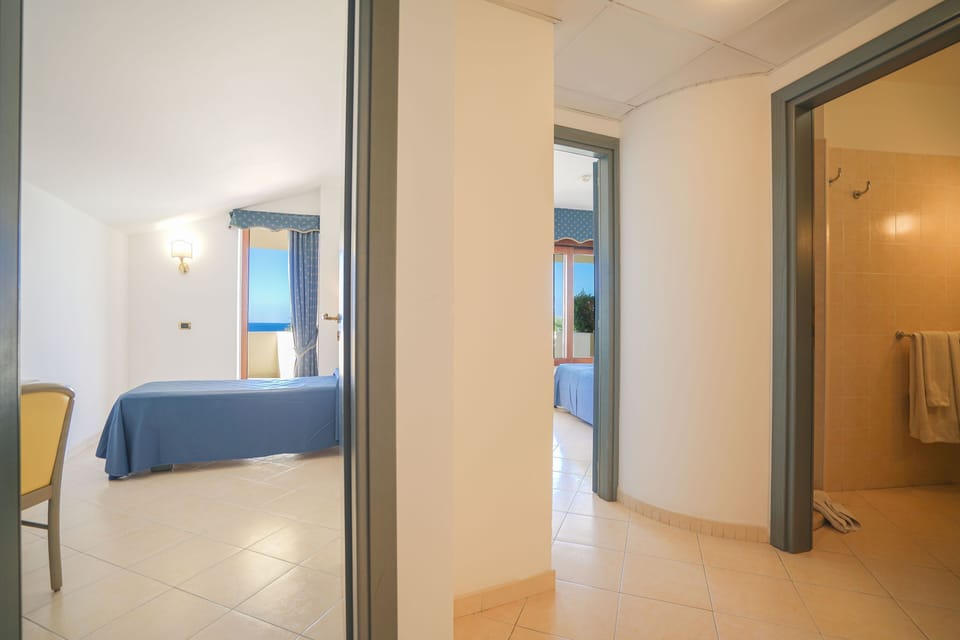 Family Suite | Minibar, in-room safe, desk, laptop workspace