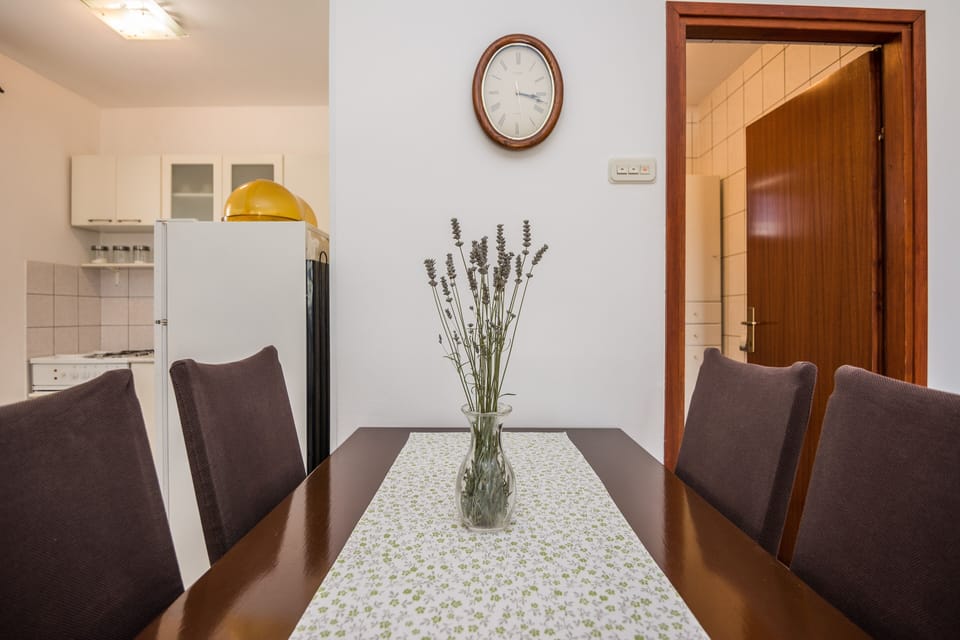 Classic Apartment (A1) | Dining room