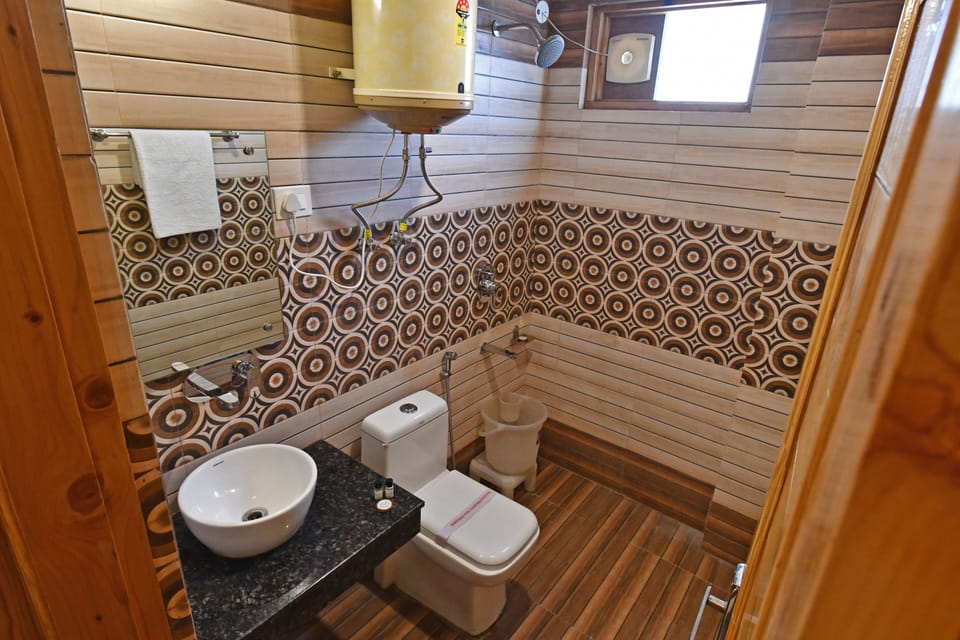 Combined shower/tub, rainfall showerhead, slippers, towels
